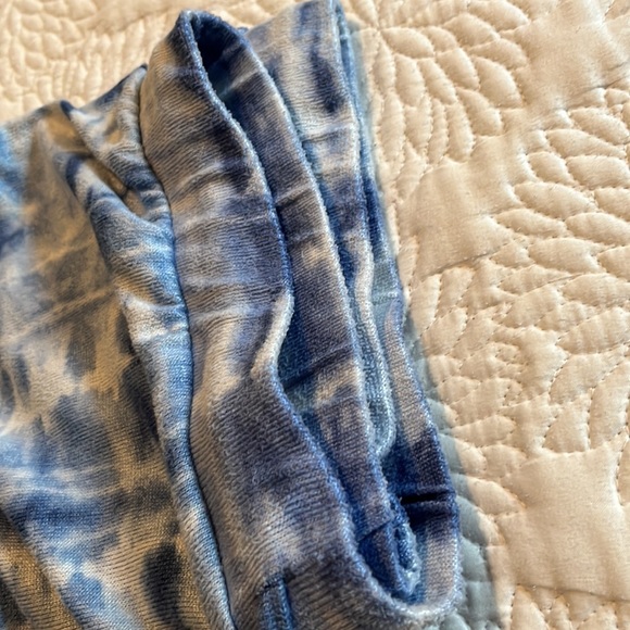 Lucky Brand Soft Terrycloth, Tie-dye PJs 💙🤍 - Picture 10 of 10